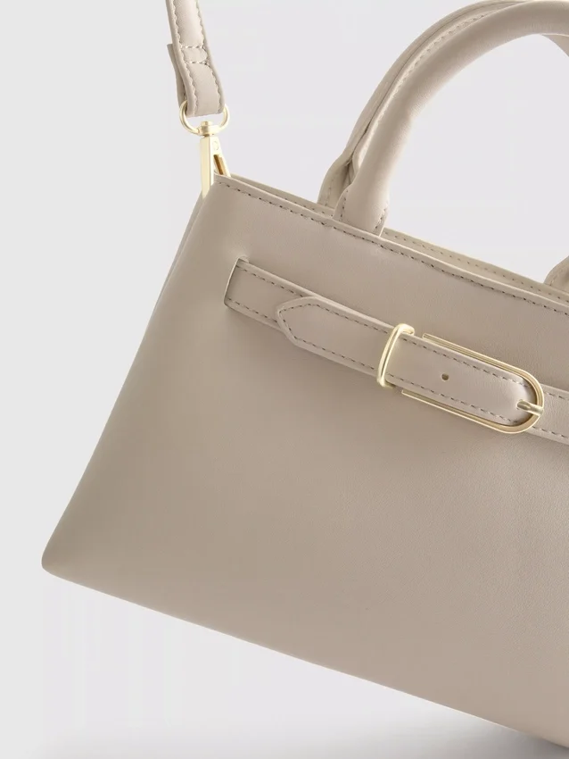 Mini-bolsa com detalhe de fivela