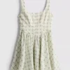 Mini-vestido com botões tipo espartilho
