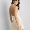 Mini-vestido com decote em capuz, em croché e com alças