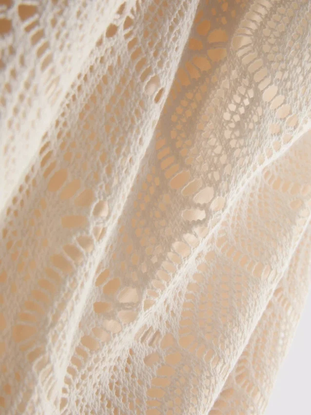 Mini-vestido com decote em capuz, em croché e com alças