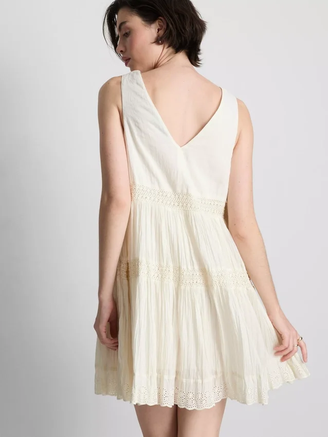 Mini-vestido com decote em V e efeito enrugado