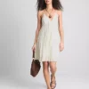 Mini-vestido com folhos e acabamento em renda da Paula Echevarría