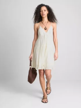 Mini-vestido com folhos e acabamento em renda da Paula Echevarría