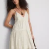 Mini-vestido com folhos e acabamento em renda da Paula Echevarría