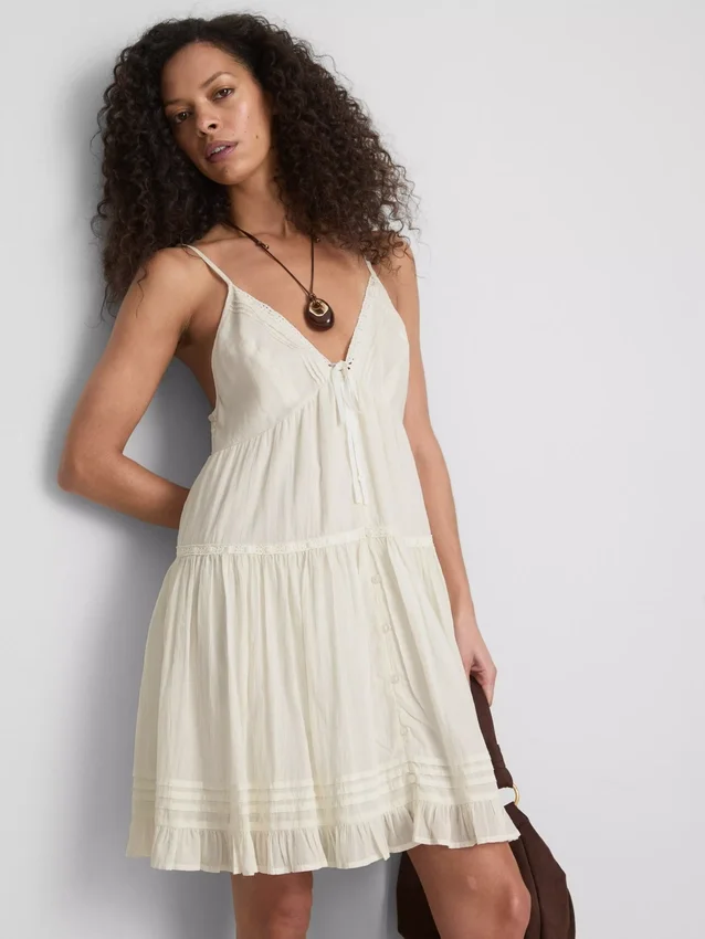 Mini-vestido com folhos e acabamento em renda da Paula Echevarría