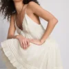 Mini-vestido com folhos e acabamento em renda da Paula Echevarría