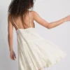 Mini-vestido com folhos e acabamento em renda da Paula Echevarría
