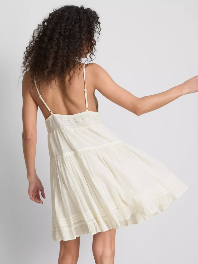 Mini-vestido com folhos e acabamento em renda da Paula Echevarría