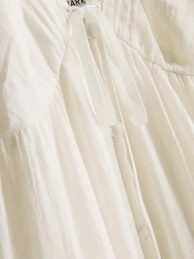 Mini-vestido com folhos e acabamento em renda da Paula Echevarría