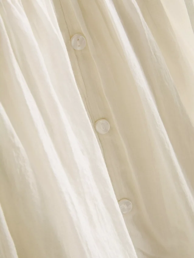 Mini-vestido com folhos e acabamento em renda da Paula Echevarría
