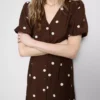 Mini-vestido com mangas bufantes e botões