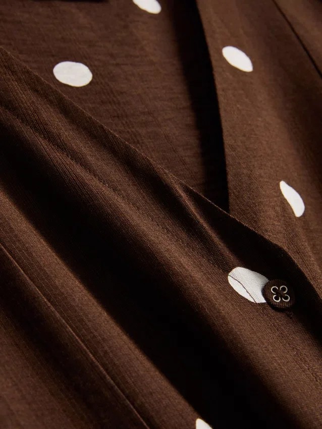Mini-vestido com mangas bufantes e botões