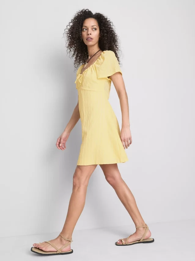 Mini-vestido com mangas curtas franzidas