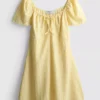 Mini-vestido com mangas curtas franzidas