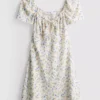 Mini-vestido com mangas curtas franzidas