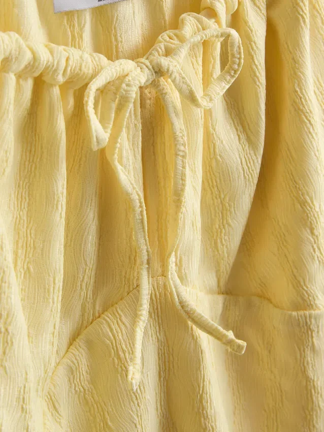 Mini-vestido com mangas curtas franzidas