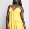 Mini-vestido em algodão com decote em V e camadas