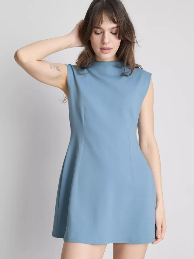 Mini-vestido esculpido com mangas curtas