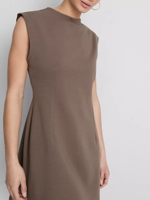 Mini-vestido esculpido com mangas curtas