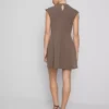 Mini-vestido esculpido com mangas curtas