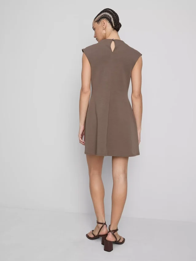 Mini-vestido esculpido com mangas curtas