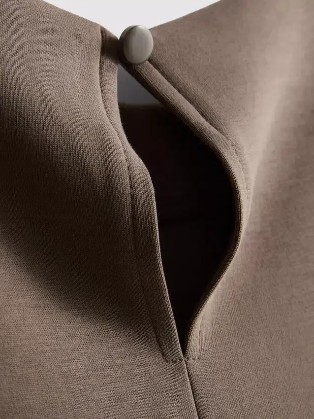 Mini-vestido esculpido com mangas curtas