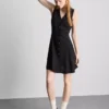 Mini-vestido sem mangas com decote em V