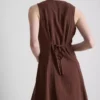 Mini-vestido sem mangas com decote em V