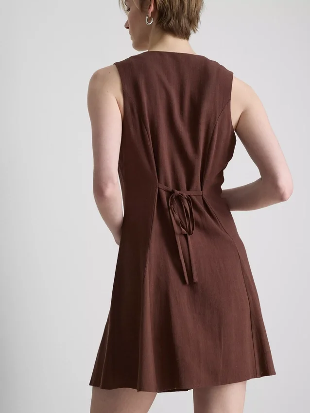 Mini-vestido sem mangas com decote em V