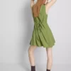 Mini-vestido sem mangas com decote em V