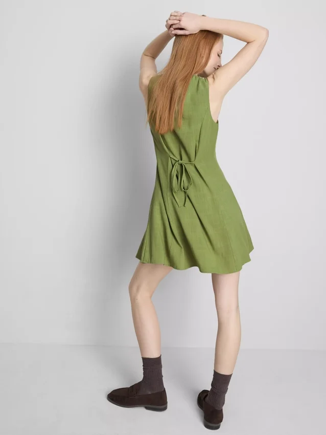 Mini-vestido sem mangas com decote em V