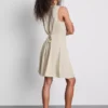 Mini-vestido sem mangas com decote em V