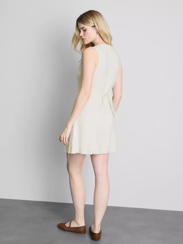 Mini-vestido sem mangas com decote em V