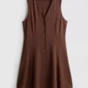 Mini-vestido sem mangas com decote em V