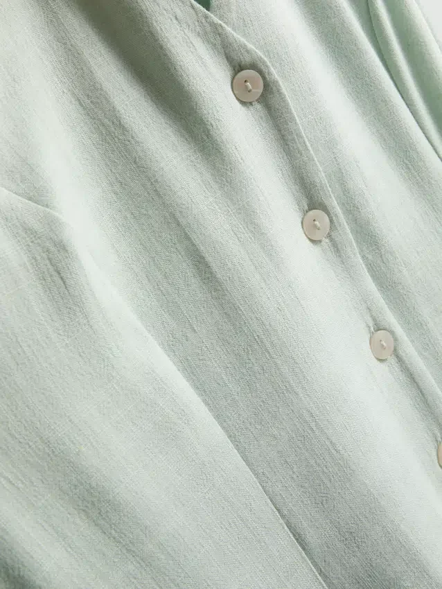 Mini-vestido sem mangas com decote em V