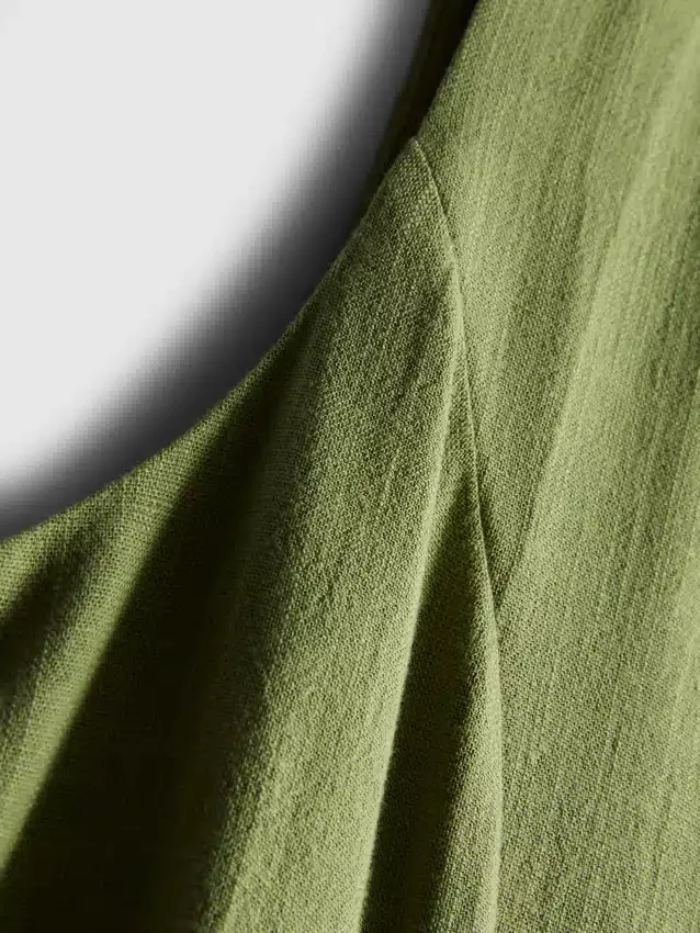 Mini-vestido sem mangas com decote em V