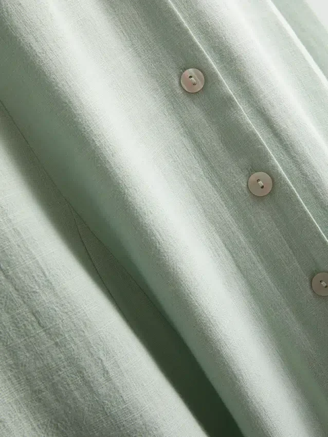 Mini-vestido sem mangas com decote em V