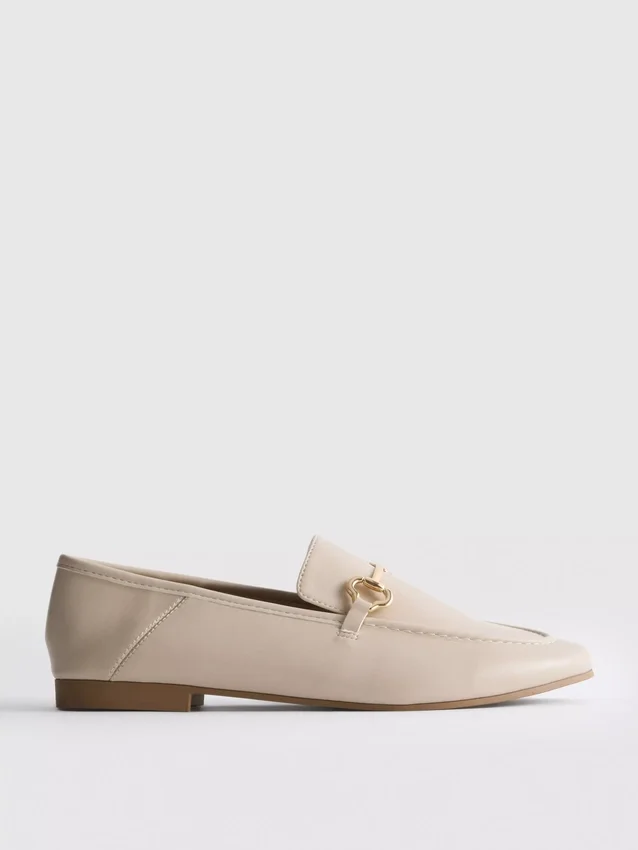Mocassins com detalhe de freio