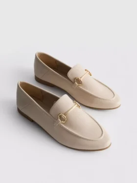 Mocassins com detalhe de freio