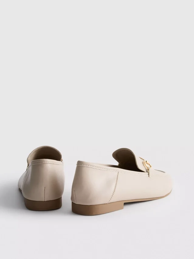 Mocassins com detalhe de freio