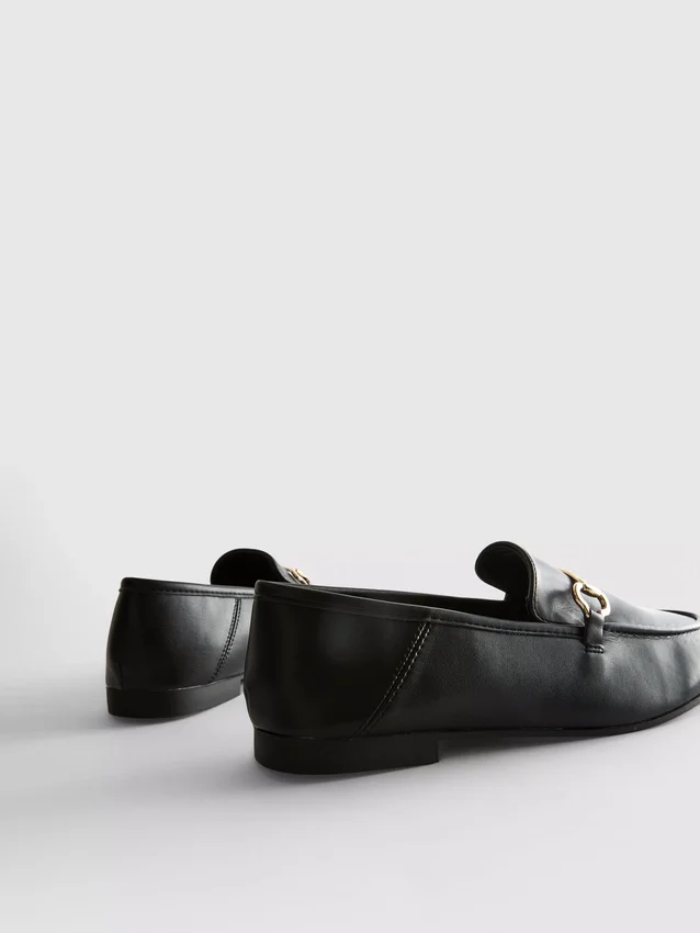 Mocassins com detalhe de freio