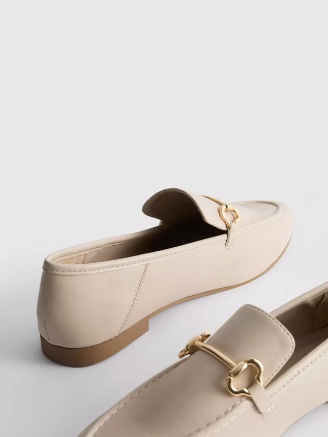 Mocassins com detalhe de freio