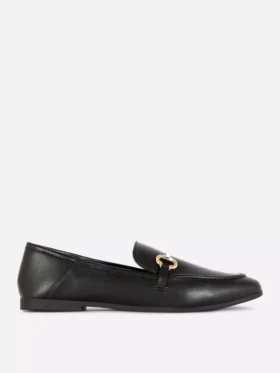 Mocassins com fivela em imitação de couro