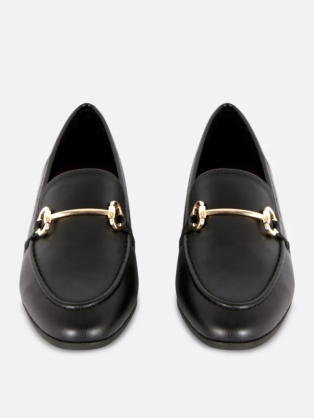Mocassins com fivela em imitação de couro