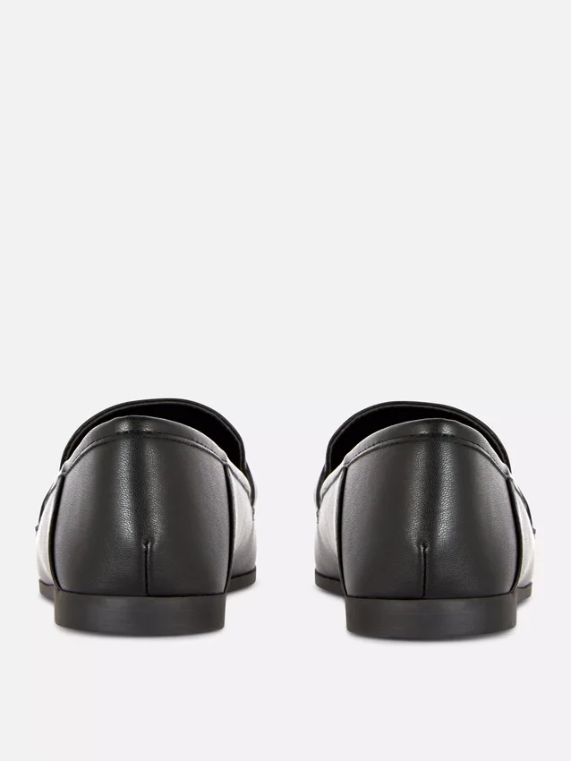Mocassins com fivela em imitação de couro