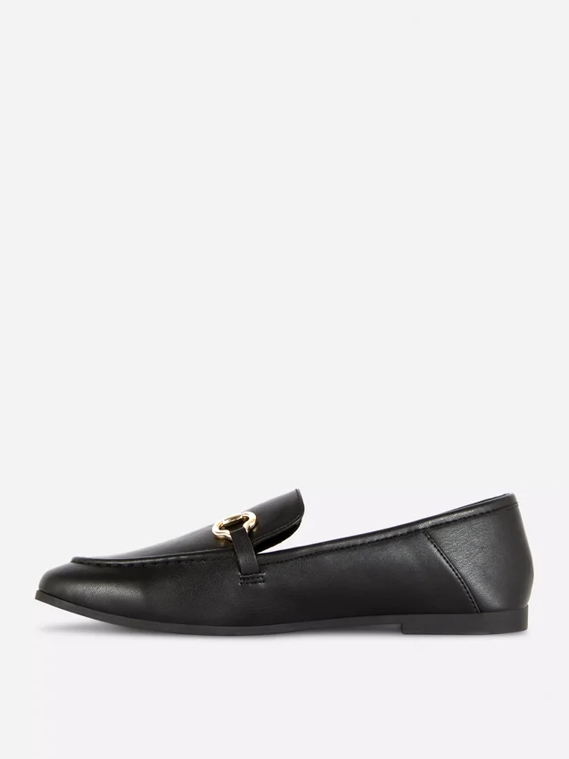 Mocassins com fivela em imitação de couro