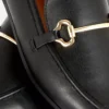 Mocassins com fivela em imitação de couro