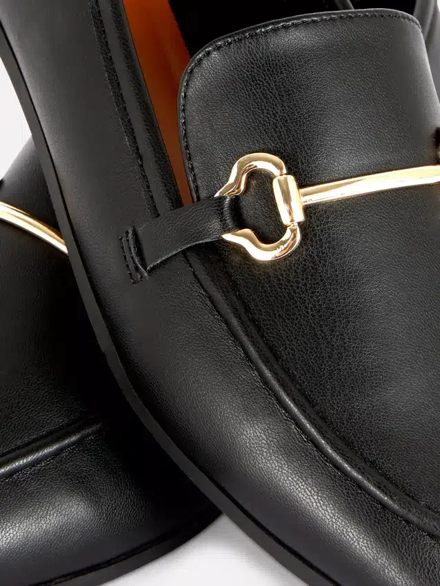 Mocassins com fivela em imitação de couro