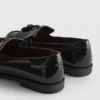 Mocassins de biqueira baixa em couro envernizado, de largura larga