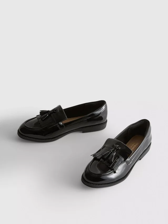 Mocassins de biqueira baixa em couro envernizado, de largura larga
